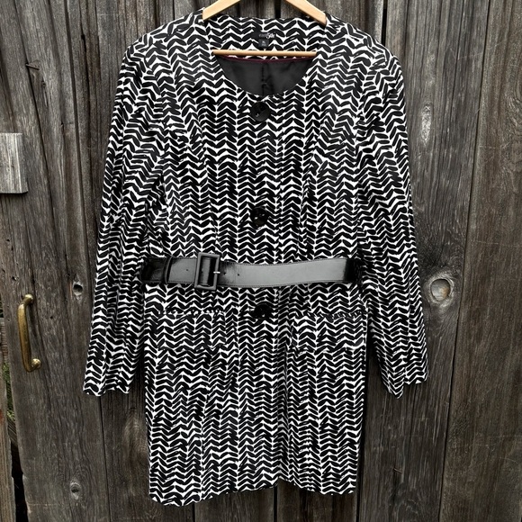 East 5th Jackets & Blazers - East 5th Black and White Patterned Women's Coat w/ pockets & Black Belt Size XL